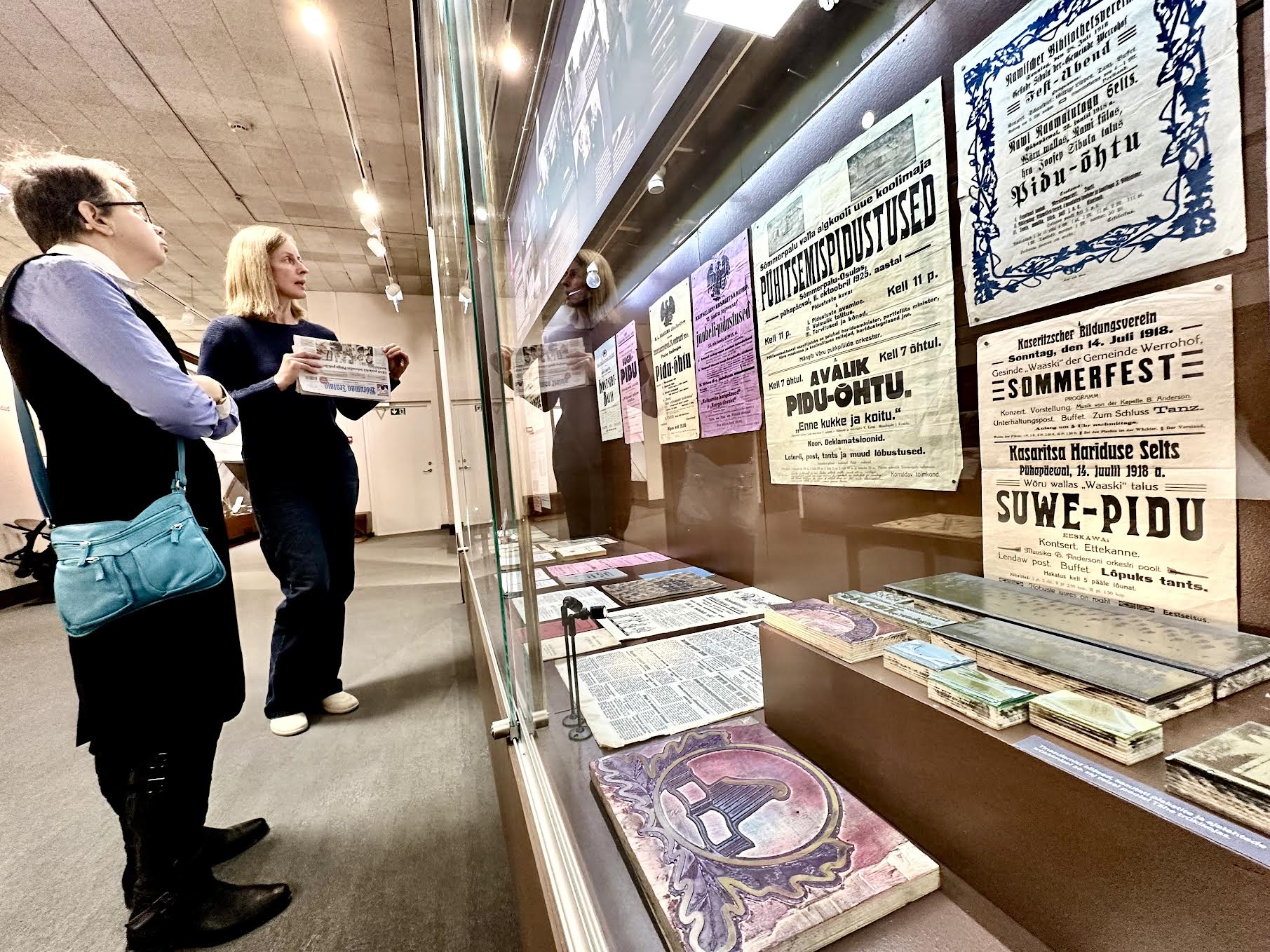 Kolmandal korrusel näeb trükikodade näitust. Inga Kuljus (vasakul) kuulab oma esimest näitust tutvustavat Karin Tohvrit. FOTOD: Kalev Annom